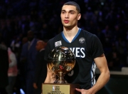 开云棋牌官方-绝境逆袭，76人逆转雄鹿，詹姆斯带队书写传奇