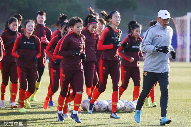 中国女足备战奥运时机，队员全力备战状态