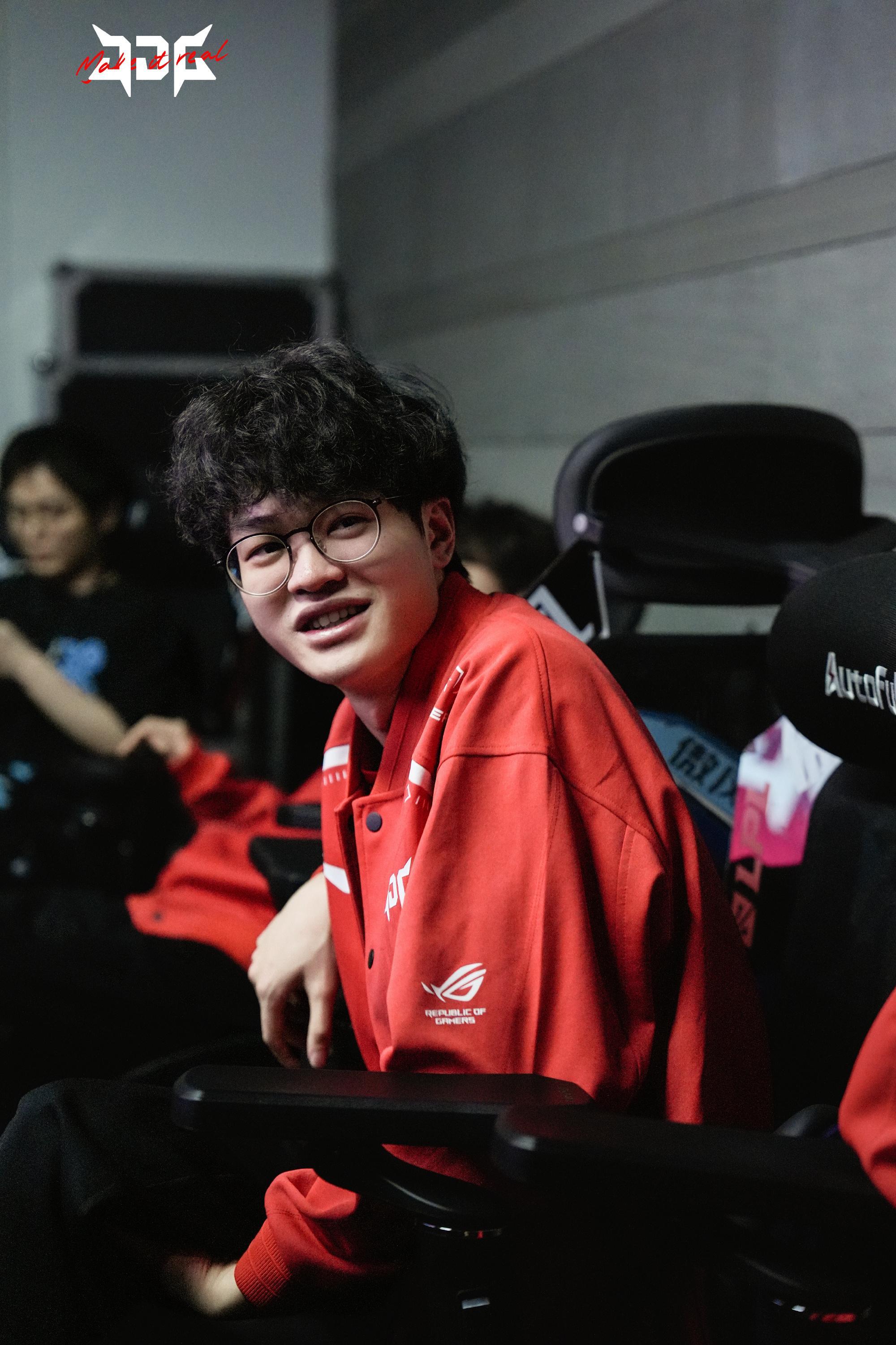 关于CLG鏖战JDG，Scout开启传奇时刻强强对话四强赛，留下经典瞬间的信息